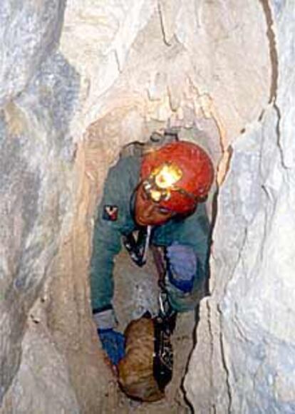 Un espeleólogo, en pleno descenso hacia las profundidades de la Sima del Aire.