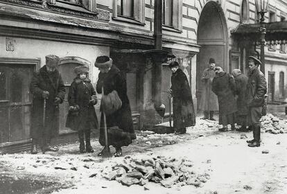 Miembros de la antigua élite son obligados a retirar la nieve y el hielo de las aceras de Petrogrado.