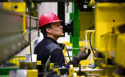 A worker in a plant belonging to the Mondragón group.