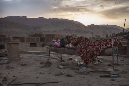 Turfán es una ciudad oasis en la región autónoma de Sinkiang (China). En este remoto lugar se puede disfrutar, sin interrupciones, de las ruinas de la antigua ciudad de Jiaohe, las cuevas de Berzeklil y las vistas de las montañas flameantes, de un intenso color rojizo.