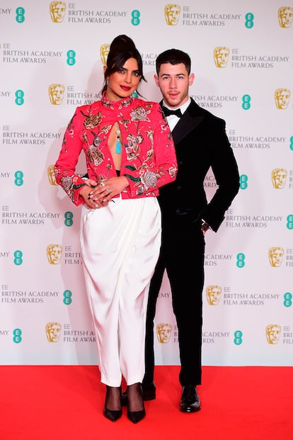 Priyanka Chopra, que eligió un conjunto con chaqueta bordada de Pertegaz y una combinación de espectaculares joyas de Bulgari, y su marido, Nick Jonas, con esmoquin de Giorgio Armani.

 