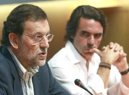 Mariano Rajoy (a la izquierda) y José María Aznar, durante la conferencia de clausura de los cursos de FAES.