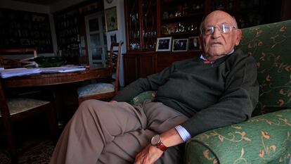 Francisco Rodríguez Adrados en su casa de Madrid en 2013.