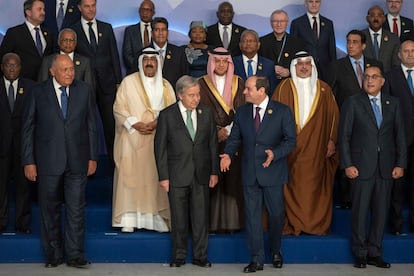 António Guterres, secretario general de Naciones Unidas, rodeado de mandatarios en la foto inaugural este lunes de la cumbre del clima en Egipto.