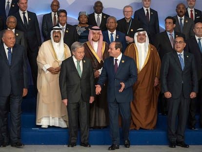 António Guterres, secretario general de Naciones Unidas, rodeado de mandatarios en la foto inaugural este lunes de la cumbre del clima en Egipto.