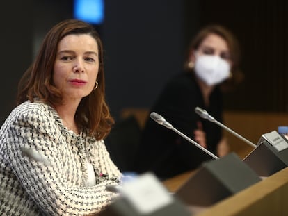 La presidenta de la Mesa del Tabaco, Águeda García-Agulló, y la socia de KPMG, Marta Castro, durante la presentación del informe.
11/12/2020