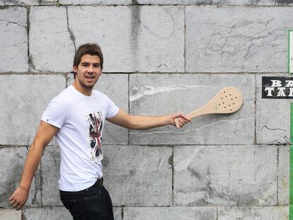 Íñigo Martínez, en el frontón de Ondarroa, su pueblo.
