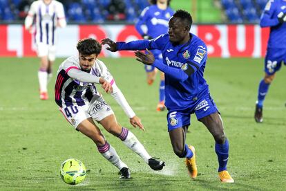 Jota y Djene pugnan por el balón