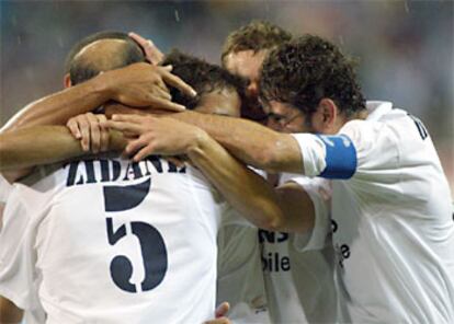 Los jugadores del Madrid celebran uno de los goles marcados durante el partido.