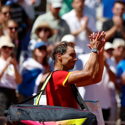 Paris (France), 29/07/2024.- Rafael Nadal of Spain applauds the spectators after losing the Men's Singles second round match against Novak Djokovic of Serbia at the Tennis competitions in the Paris 2024 Olympic Games, at the Roland Garros in Paris, France, 29 July 2024. (Tenis, Francia, España) EFE/EPA/FRANCK ROBICHON
