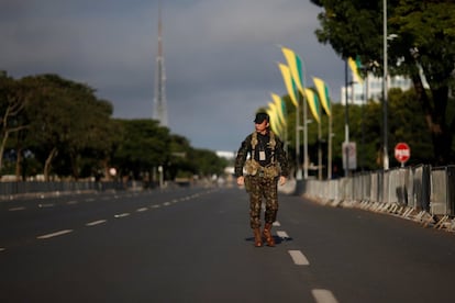 A Esplanada dos Ministérios conta com esquema inédito de segurança, que envolve as Forças Armadas, além das polícias militar, federal e civil. 