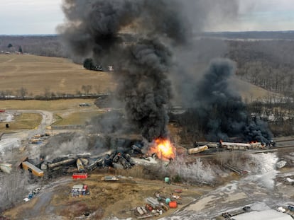 Imagen del tren de Norfolk Southern descarrilado en East Palestine (Ohio), al día siguiente del accidente.