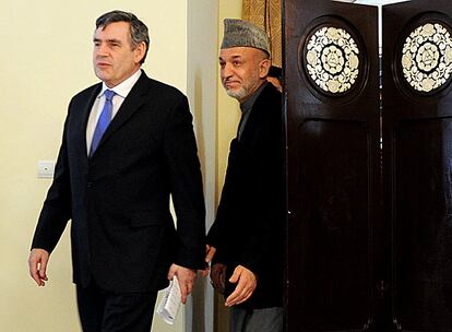 Gordon Brown y Hamid Karzai (derecha), ayer en Kabul.