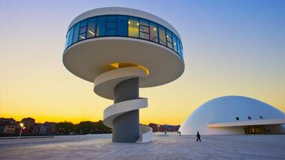 El Centro Niemeyer de Avilés, única obra en España del arquitecto brasileño Oscar Niemeyer, recién fallecido.