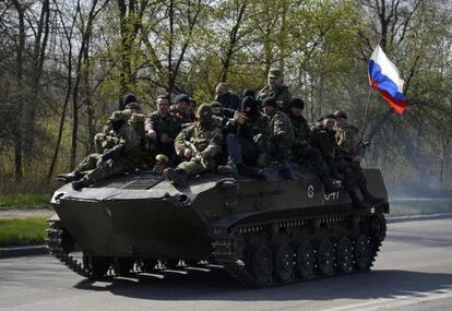 Um grupo armado, com símbolos pró-Rússia, na região de Kramatorsk.