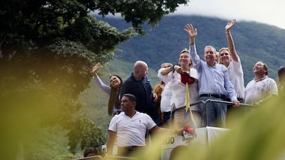Edmundo González saluda a manifestantes en una protesta contra los resultados oficiales de las elecciones en Caracas, el 30 de julio.