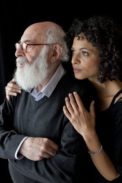 Kaminsky con su hija Sarah,  autora del libro 'Adolfo Kaminsky, una vida de falsificador'. 
Foto: Daniel Mordzinski.