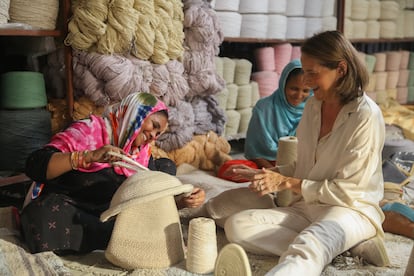 Hace más de una década, Lorena Canals decidió abrir una fábrica propia en la India, donde se confeccionan todas sus alfombras y objetos de decoración textil.