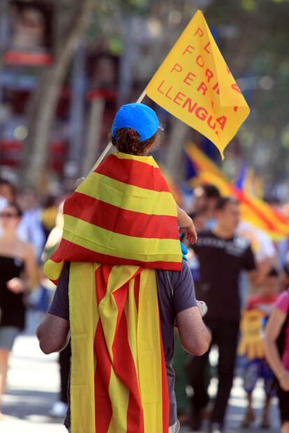 Cada manifestante tiene un motivo para salir a marchar. Este padre y su hijo caminan con una pancarta en defensa del catalán.