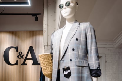 Interior de un establecimiento de la cadena textil C&A.
