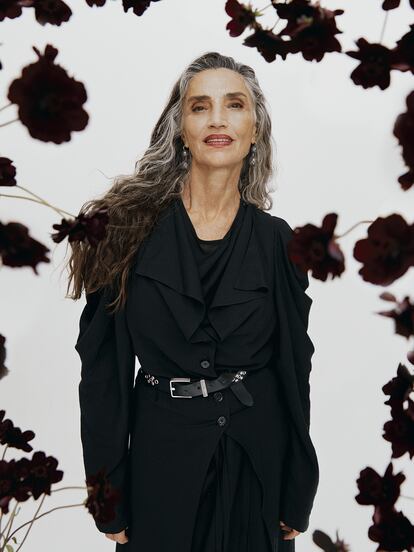 Ángela Molina es la introspectiva y cautelosa Valentina. En la imagen, rodeada de cosmos negros.