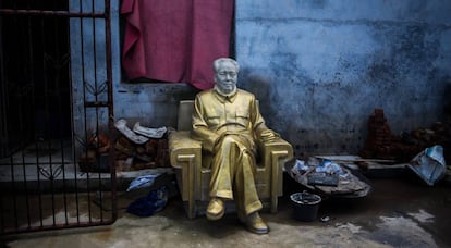 Estatua de Mao en el patio de una fábrica de recuerdos del líder chino en Shaoshan, su ciudad natal.