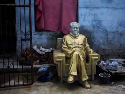 Estatua de Mao en el patio de una f&aacute;brica de recuerdos del l&iacute;der chino en Shaoshan, su ciudad natal. 