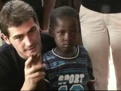 Casillas luce su lado solidario ayudando a los niños de Malí