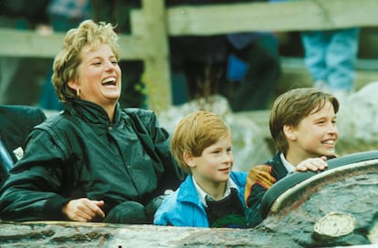 En 1993, Diana visitó con sus hijos Thorpe Park, un parque de atracciones cercano a Londres. Aunque acompañada de sus guardaespaldas, no dudó en montarse en las atracciones con Guillermo y Enrique, a los que siempre trató de dar una vida lo más cercana a la normalidad.