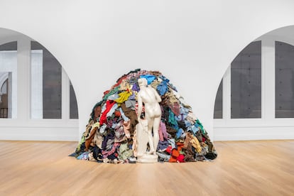 Una Venus ante un montón de ropa usada y otros desperdicios, obra de Pistoletto  expuesta en 'Arte Povera' en París (Francia). Imagen cedida.