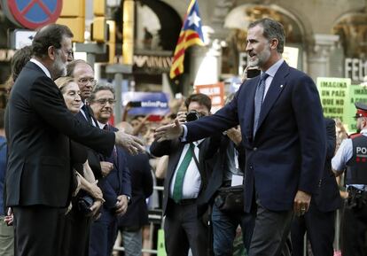 Mariano Rajoy y Felipe VI se saludan antes de la manifestaci&oacute;n. 