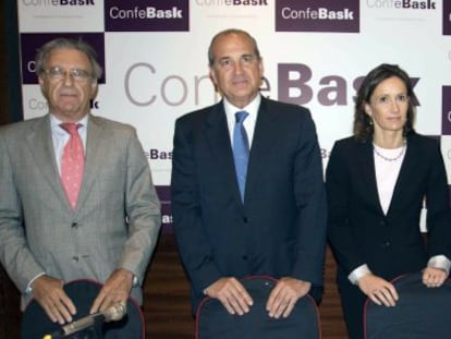 Desde la izquierda, Fernando Olmos, vicepresidente de Confebask; Lujua; la secretaria general de la patronal, Nuria López de Guereñu, y su director económico, Eduardo Aréchaga.