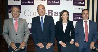 Desde la izquierda, Fernando Olmos, vicepresidente de Confebask; Lujua; la secretaria general de la patronal, Nuria López de Guereñu, y su director económico, Eduardo Aréchaga.