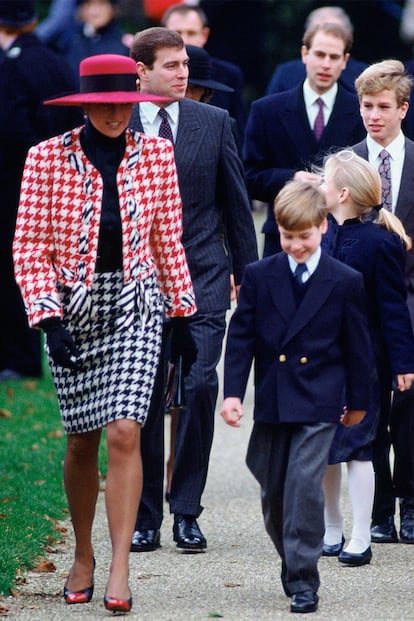 Diana de Gales con traje de Moschino en 1990.