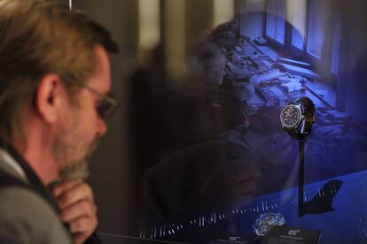 Un visitante observa un reloj durante una feria relojera celebrada en Ginebra en 2011.