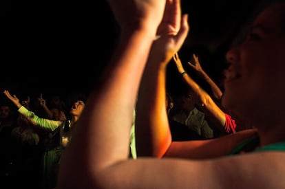 Fiéis durante o culto na Cidade de Refúgio, no domingo, dia 01 de março.