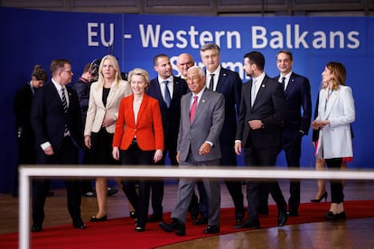 La presidenta de la Comisión Europea, Ursula von der Leyen y el presidente del Consejo Europeo, António Costa, caminan frente a varios líderes europeos y sus homólogos de los Balcanes este miércoles en Bruselas.