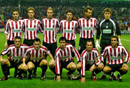 Alineación del Athletic ante el Steaua, en 2004, con el logotipo 'Euskadi'.