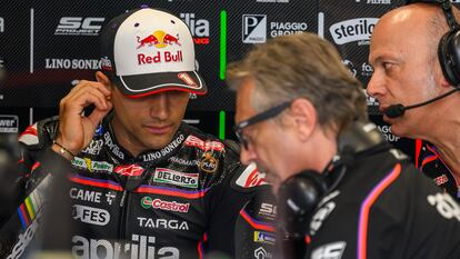 El piloto de Aprilia, Jorge Martin, campeón del mundo en 2024, en el garaje de su equipo antes de la carrera en Lusail.