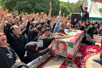 Asistentes al funeral de Estado en Teherán, junto al féretro de uno de los integrantes de la Guardia Revolucionaria iraní asesinado por Israel, este sábado.