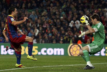 El centrocampista del Barcelona le marca su amigo de la selección Iker Casillas a los nueve minutos de partido. El equipo de Guardiola empieza a dominar el encuentro, mientras que el de Mourinho, que no ve el balón, espera para aprovechar un contragolpe.