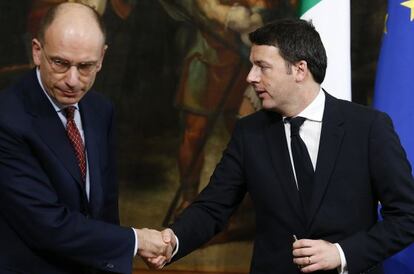 Matteo Renzi (derecha) saluda a Enrico Letta, en Roma.