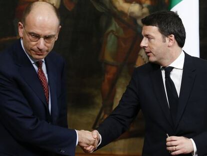 Renzi (direita) cumprimenta Letta, em Roma.