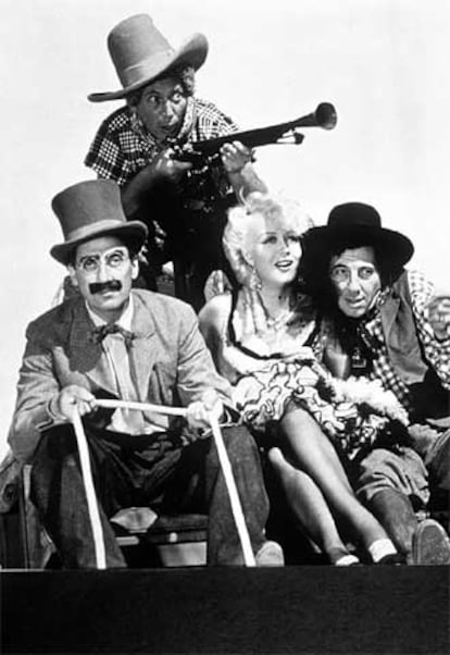 June MacCloy, entre Groucho (a la izquierda) y Chico Marx; detrás, Harpo, en un fotograma de <i>Los hermanos Marx en el Oeste</i>.