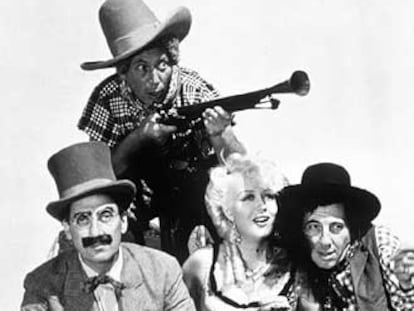 June MacCloy, entre Groucho (a la izquierda) y Chico Marx; detrás, Harpo, en un fotograma de <i>Los hermanos Marx en el Oeste</i>.