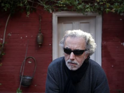 Fernando Trueba, escondido tras unas inusuales gafas negras, en su casa de Madrid.