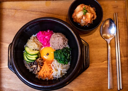 El bibimbap con kimchi, plato típico coreano del restaurante Kimchimama.