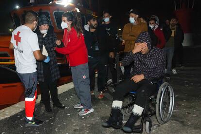 Voluntarios de Cruz Roja atienden a las personas llegadas al puerto de Motril (Granada), este viernes.