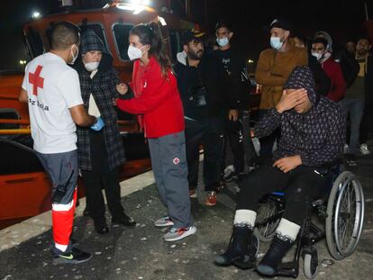 Voluntarios de Cruz Roja atienden a las personas llegadas al puerto de Motril (Granada), este viernes.