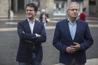 El candidat de Barcelona pel Canvi - Ciutadans, Manuel Valls, i el candidat del Partit Popular, Josep Bou, a la plaça Sant Jaume per participar a la foto conjunta de EL PAÍS.